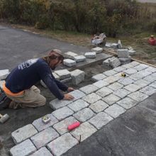 Four Seasons Landscaping - hardscape end of driveway